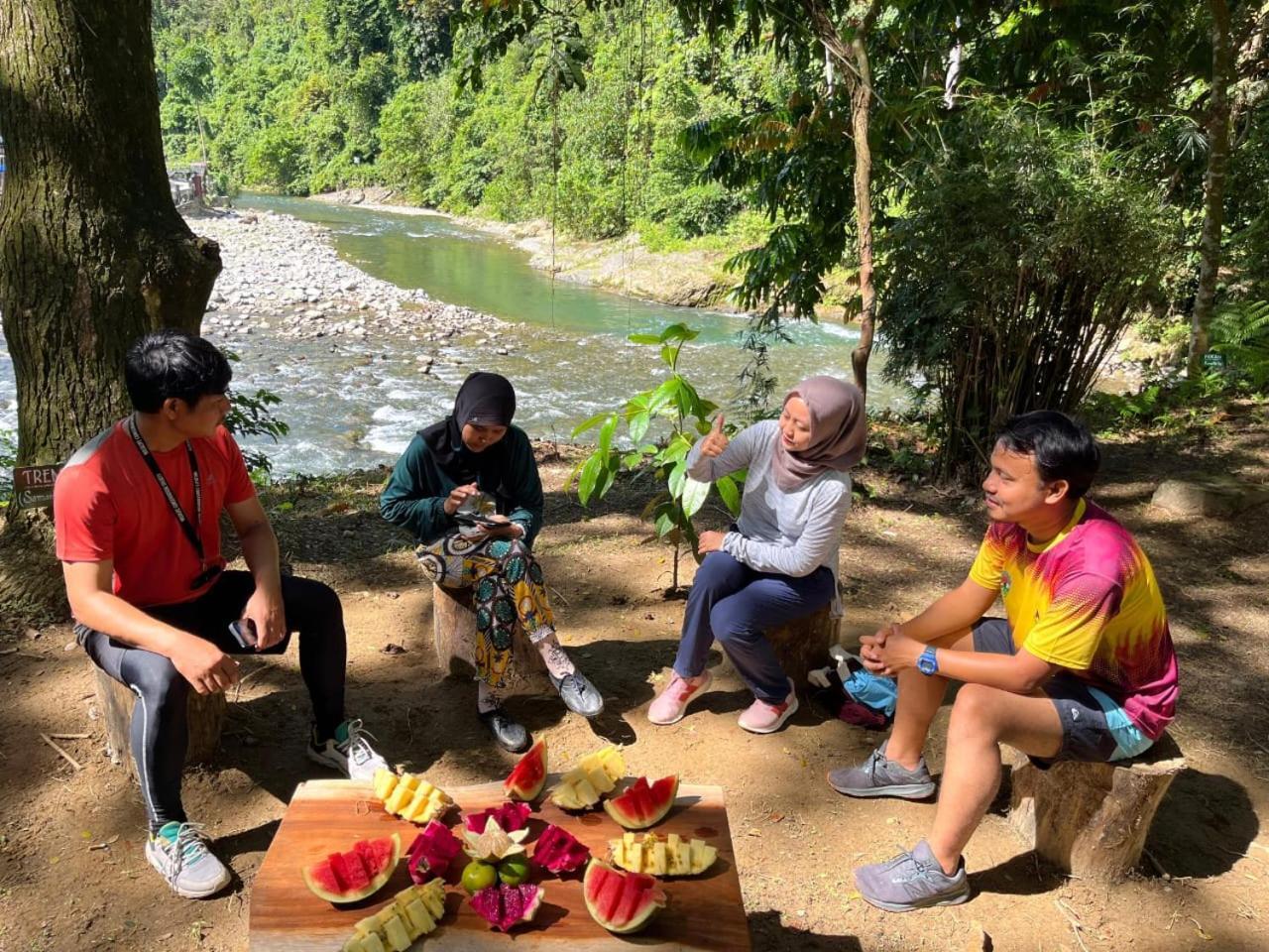 Pongo Guest House & Jungle Trekking Bukit Lawang Zewnętrze zdjęcie